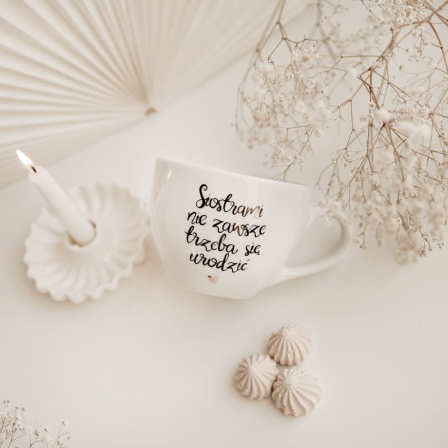 Biały kubek porcelanowy 500 ml - złote serce i napis siostrami nie zawsze trzeba się urodzić na urodziny dla przyjaciółki