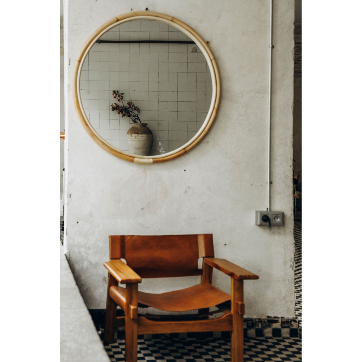 Okrągłe lustro w rattanowej ramie LUMA
