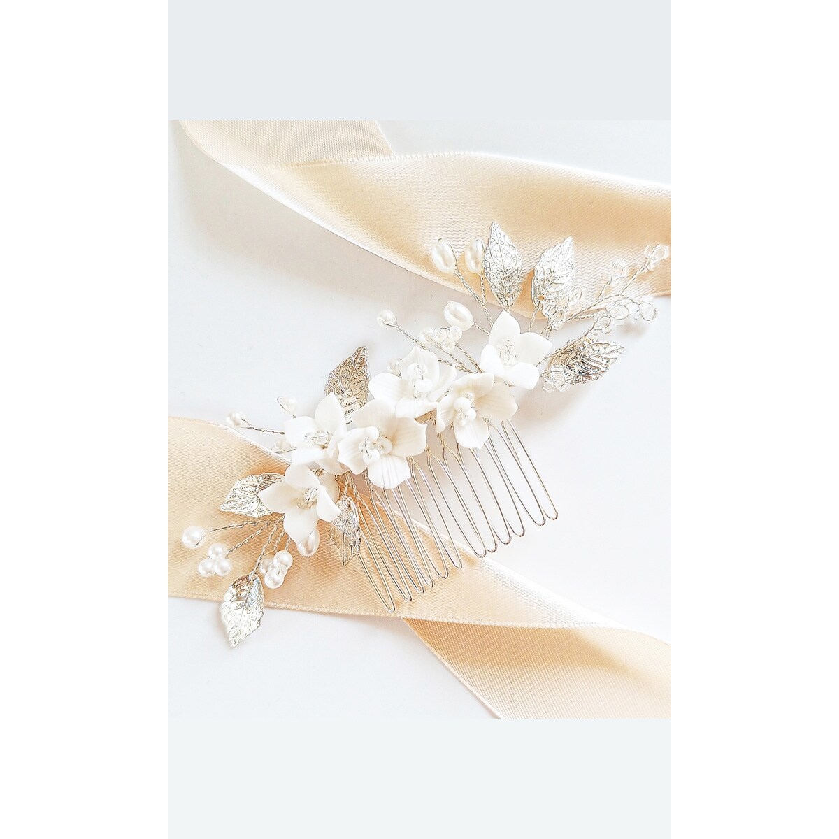 Delikatny grzebyk srebrny z kwiatami białymi gałązka perełki na ŚLUB