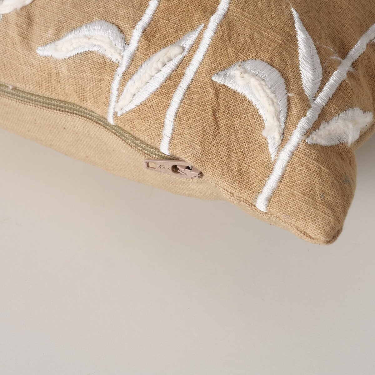 Poduszka dekoracyjna wyszywana MARIELLE w kwiatki, 49 x 29,3 cm