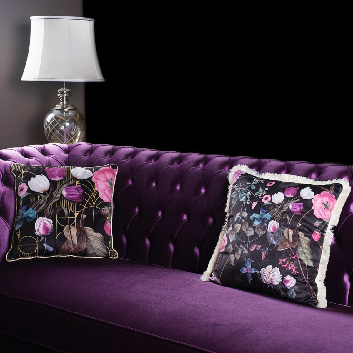 Poszewka dekoracyjna 43x43 ciemna w fioletowe kwiaty z frędzlami