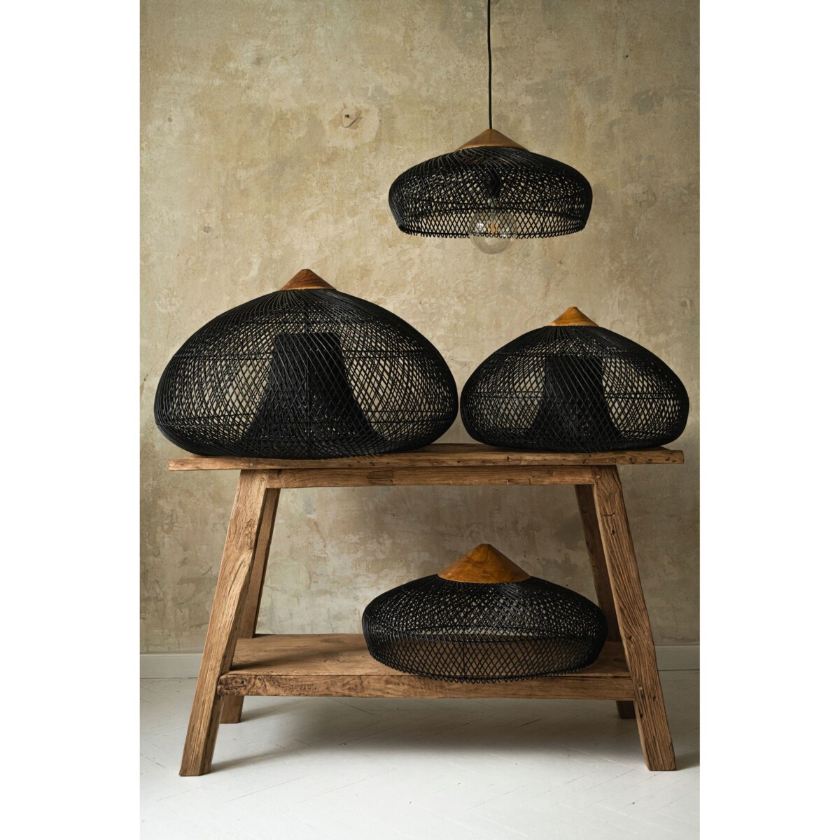 Rattanowa lampa z drewnem teakowym CRATER w rozmiarze L - czarna