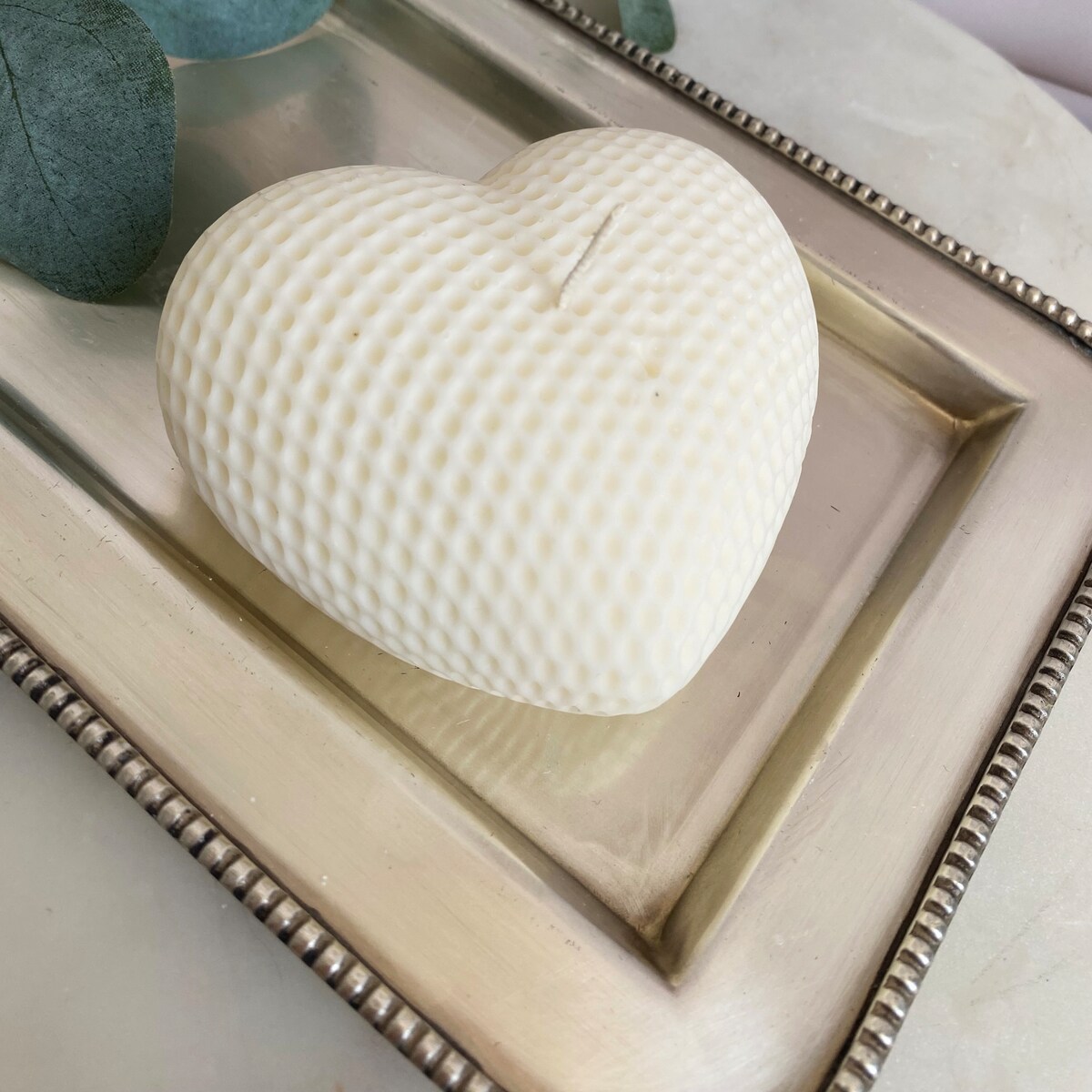 Świeca ekologiczna sojowa dekoracyjna "Sweet Heart" 98x40mm biała