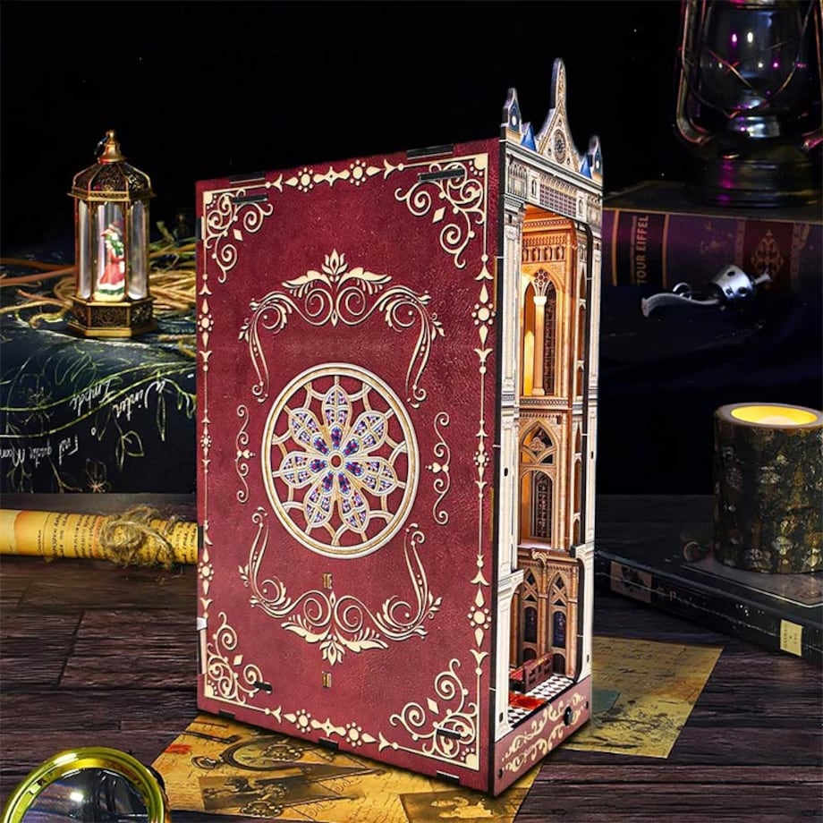 Miniaturowy domek Book Nook - Gotycka katedra