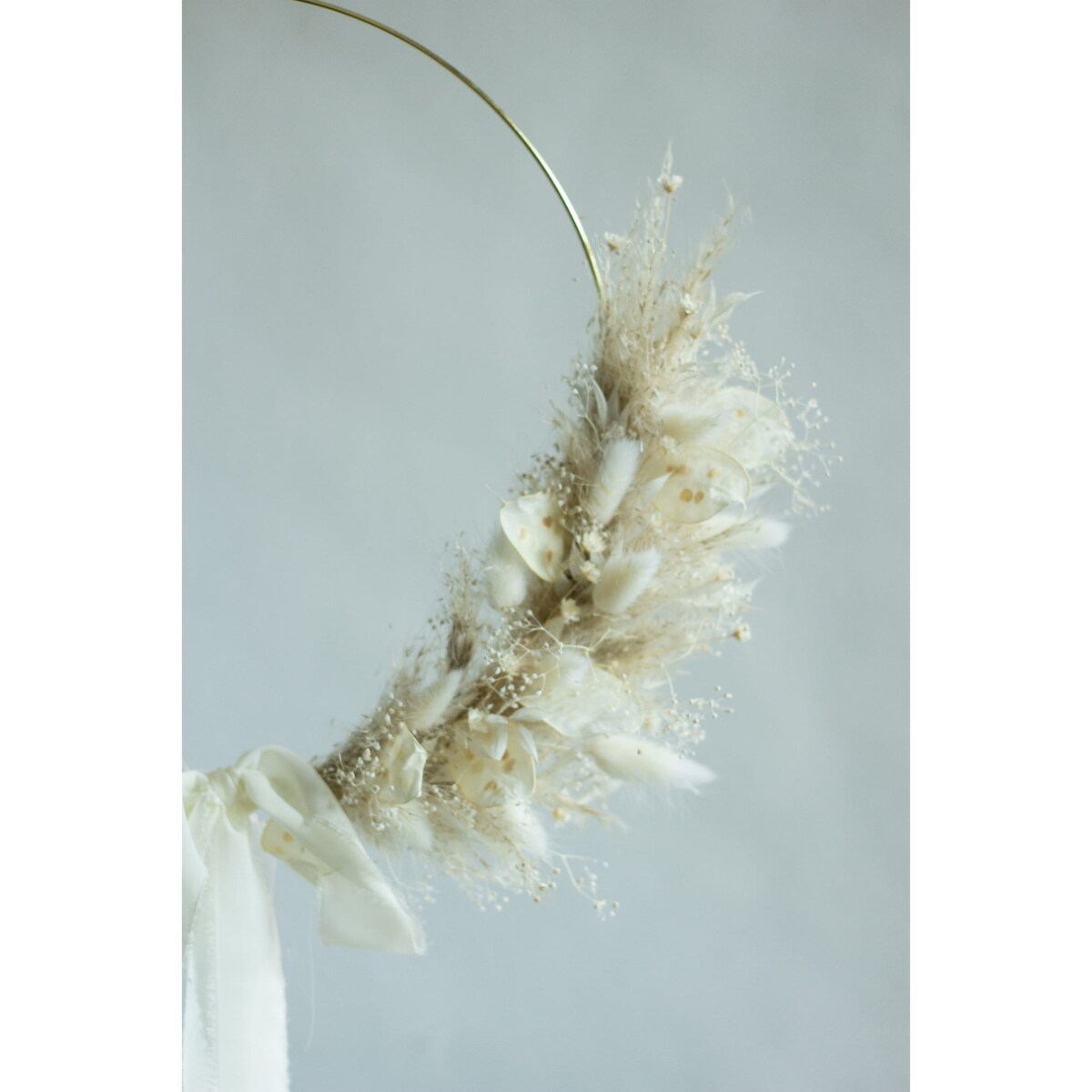 Wianek suszony na obręczy - beżowo biały