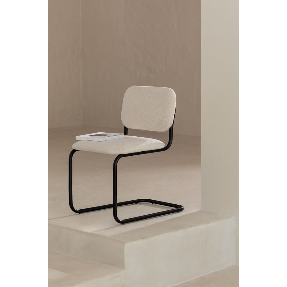 Krzesło na metalowej podstawie tkanina bouclé