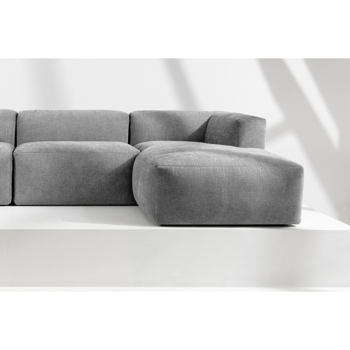 KONSIMO BUFFO Sofa narożna prawa 6-osobowa z wyjątkowo miękkim siedziskiem, kolor popielaty