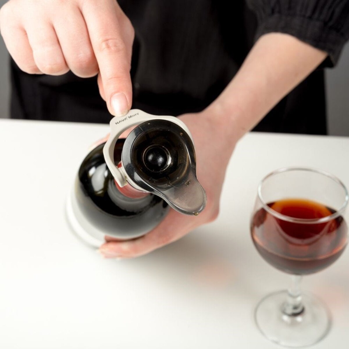 Korek próżniowy z nalewakiem dozownikiem do butelek wina