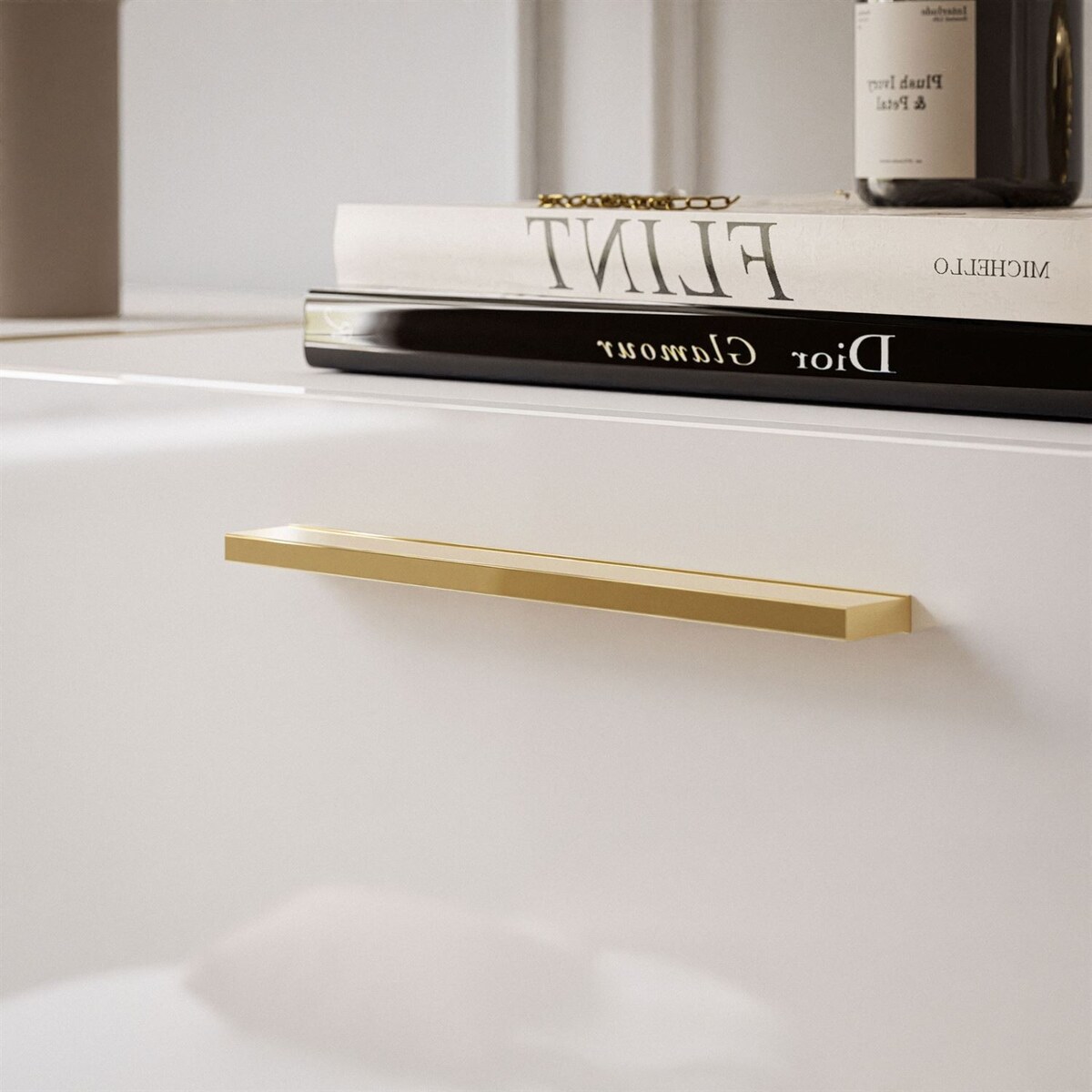 Komoda ONYX 4D 158 cm na złotych nóżkach, biała, uchwyty złote