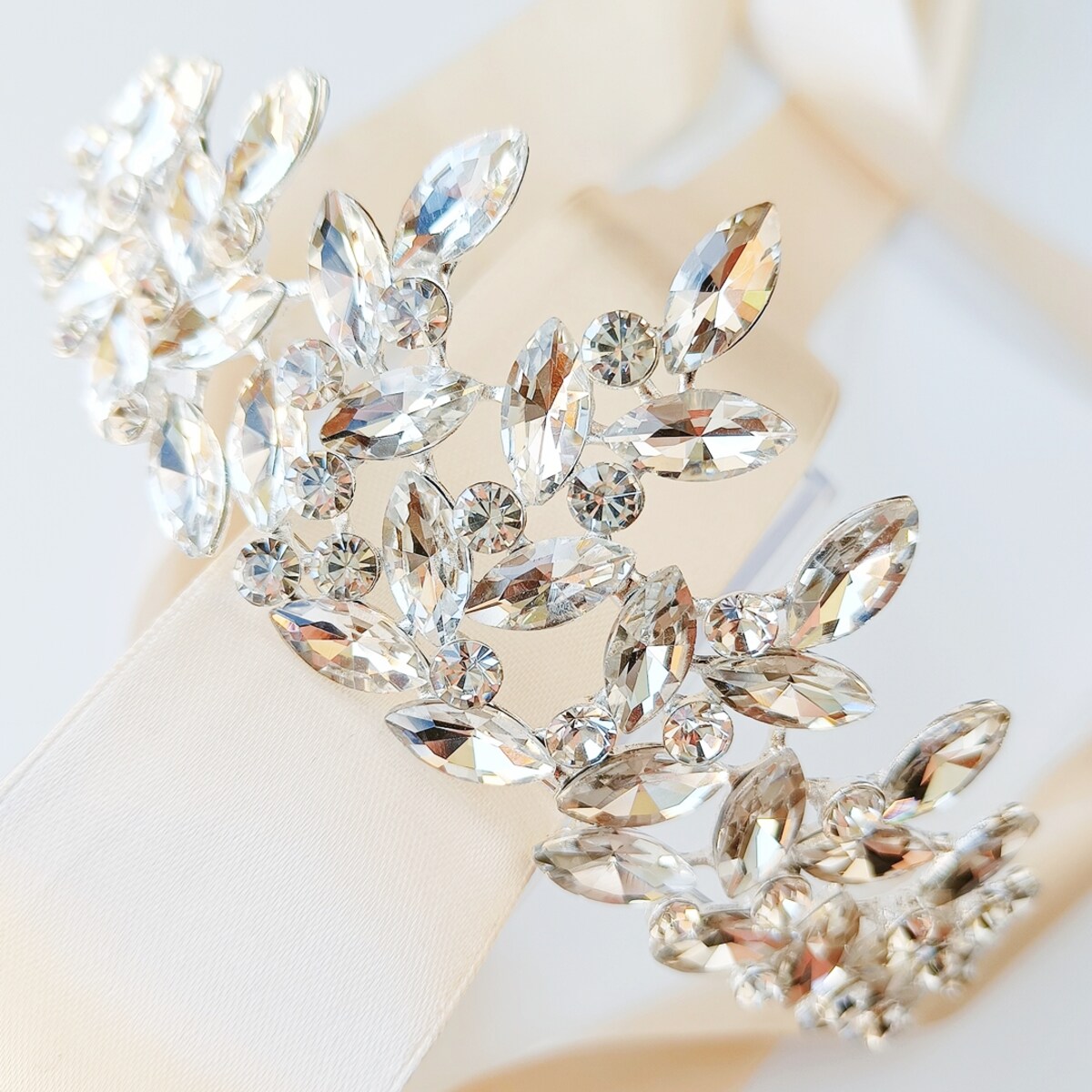 Srebrna tiara z cyrkoniami i listkami elegancka efektowna królowa BOHO