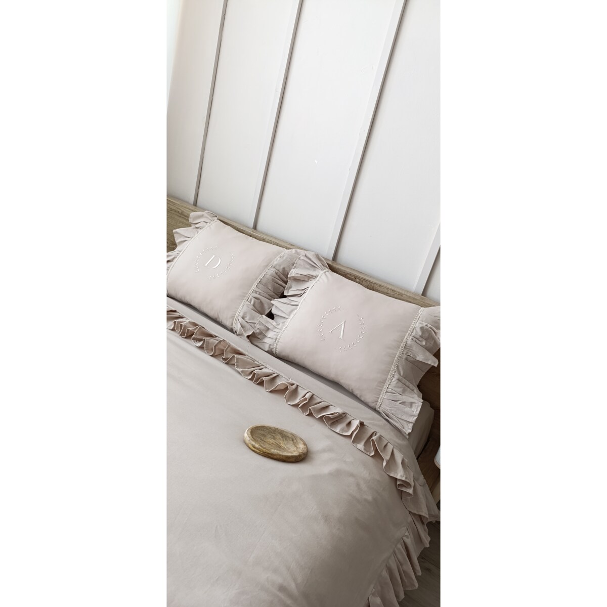 Pościel bawełniana personalizowana z haftem i falbanką jasny beż 160x200 + poszewki szt 2 50x60
