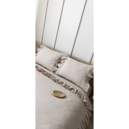 Pościel bawełniana personalizowana z haftem i falbanką jasny beż 160x200 + poszewki szt 2 50x60