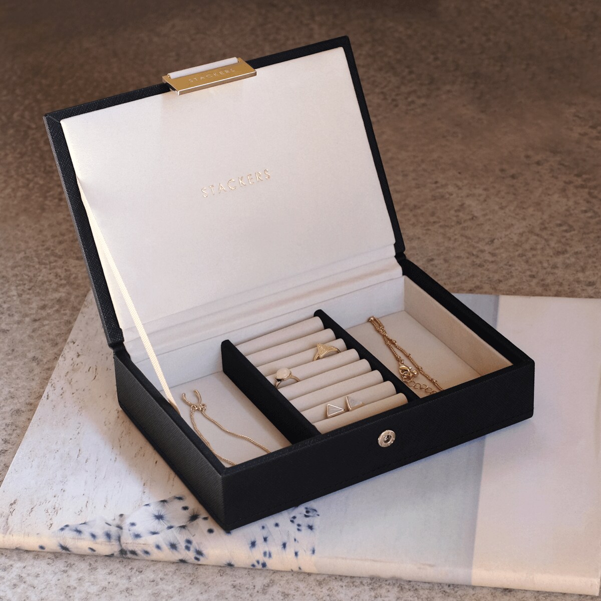 Szkatułka na biżuterię Stackers mini czarna velvet z pokrywką