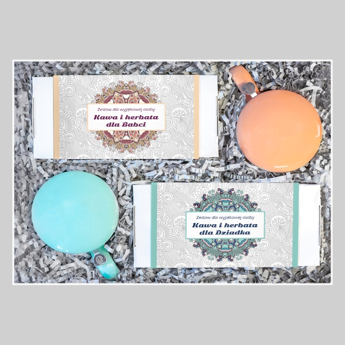 Gotowy zestaw prezentowy „Box dla Babci i Dziadka“ kawy herbaty smakowe PREMIUM x2 zaparzacz kubek 2szt. prezent upominek na Dzień Babci i Dziadka dla dziadków babci dziadka emeryta emerytki seniora