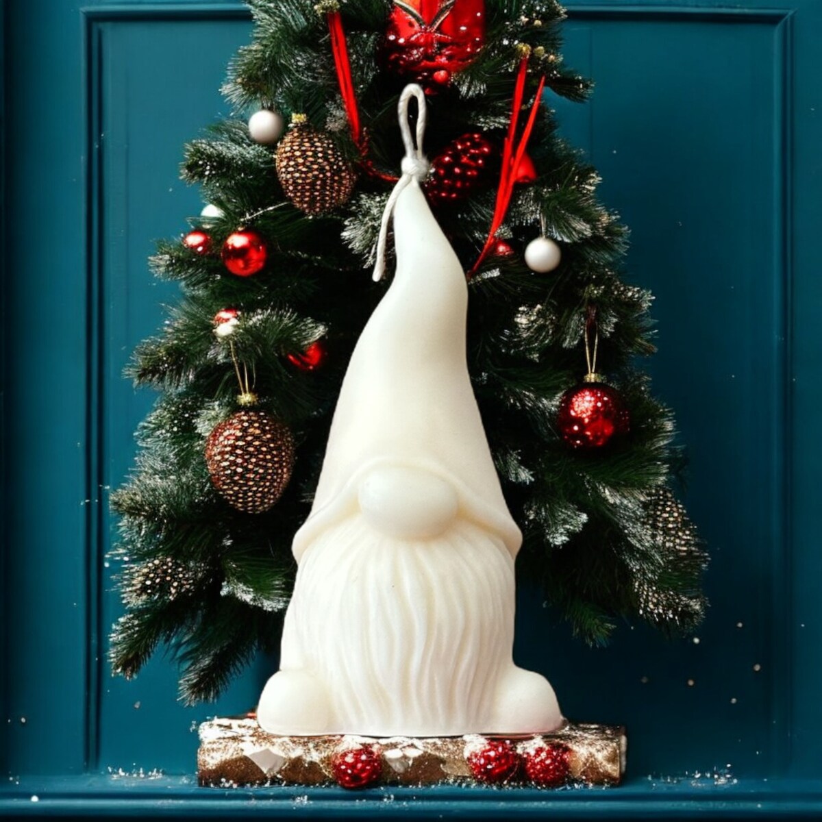 Mały świąteczny skrzat z wosku sojowego – świeca dekoracyjna