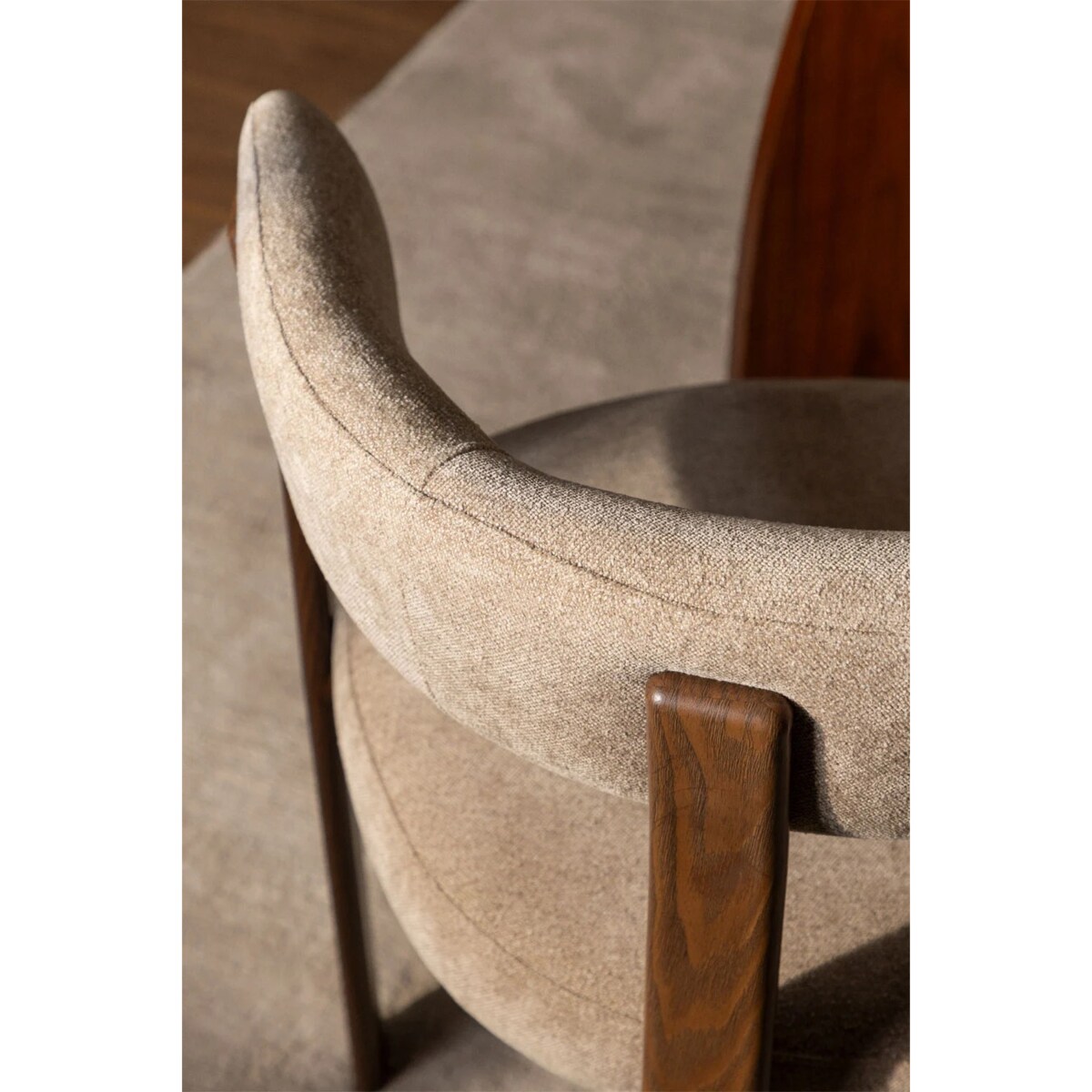 Krzesło z podłokietnikami tapicerowane Jolie, kawa z mlekiem