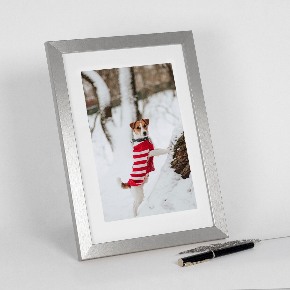 Ramka na zdjęcia 21x29,7 cm A4 srebrna rama MDF z plexi do powieszenia pion poziom stopka klasyczna ramka FRAMAI