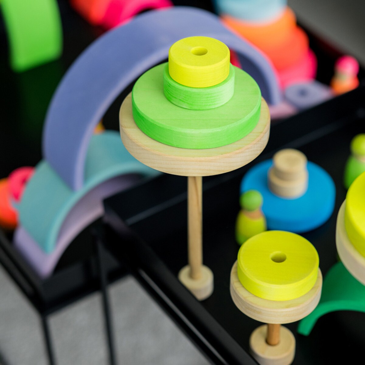 Wieża drewniana dla dzieci 10 krążków – klocki Grimm's Neon Green 1+