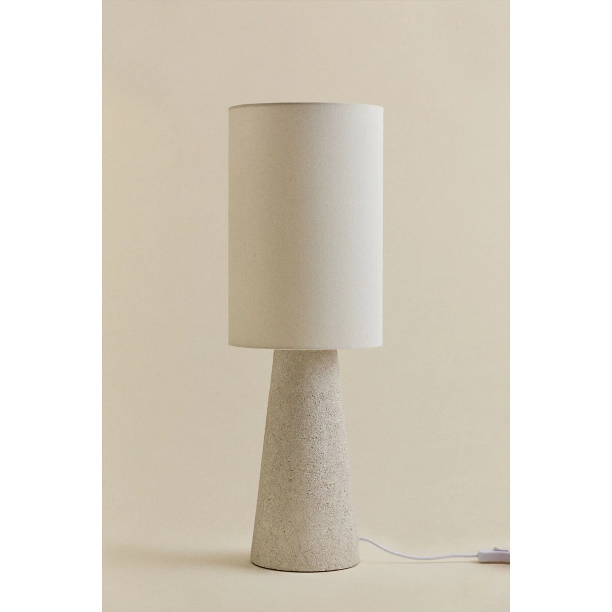 Lampa stołowa z lnu i włókna szklanego Loana, brudna biel