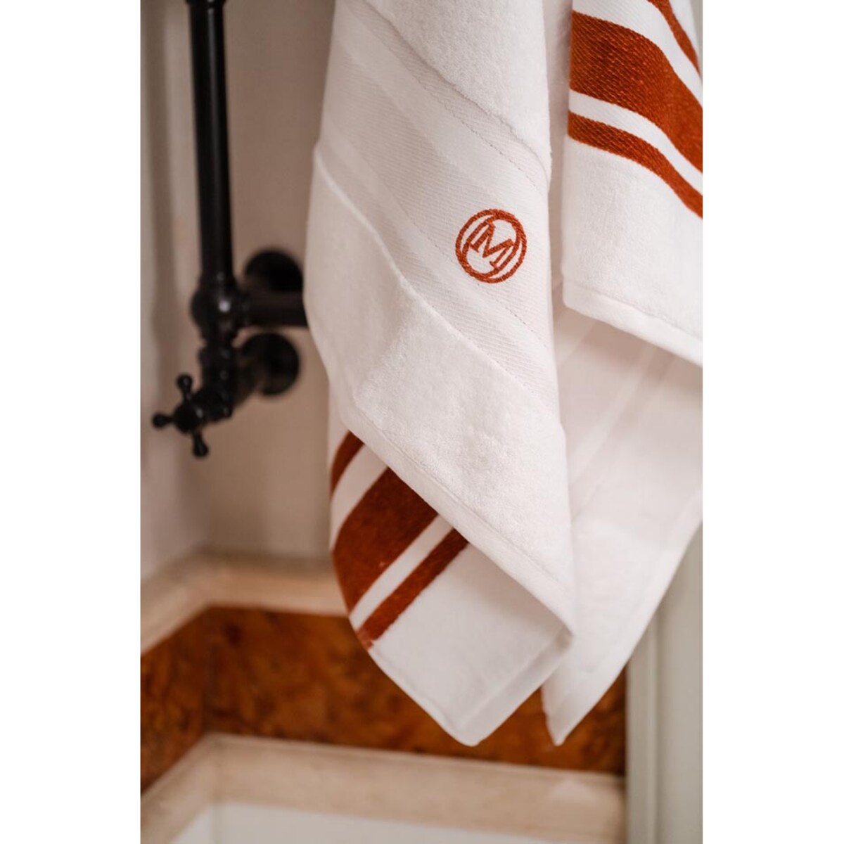 Ręcznik kąpielowy 160 x 100 cm (cynamon) Monogram Linea OFFICINE Monogram