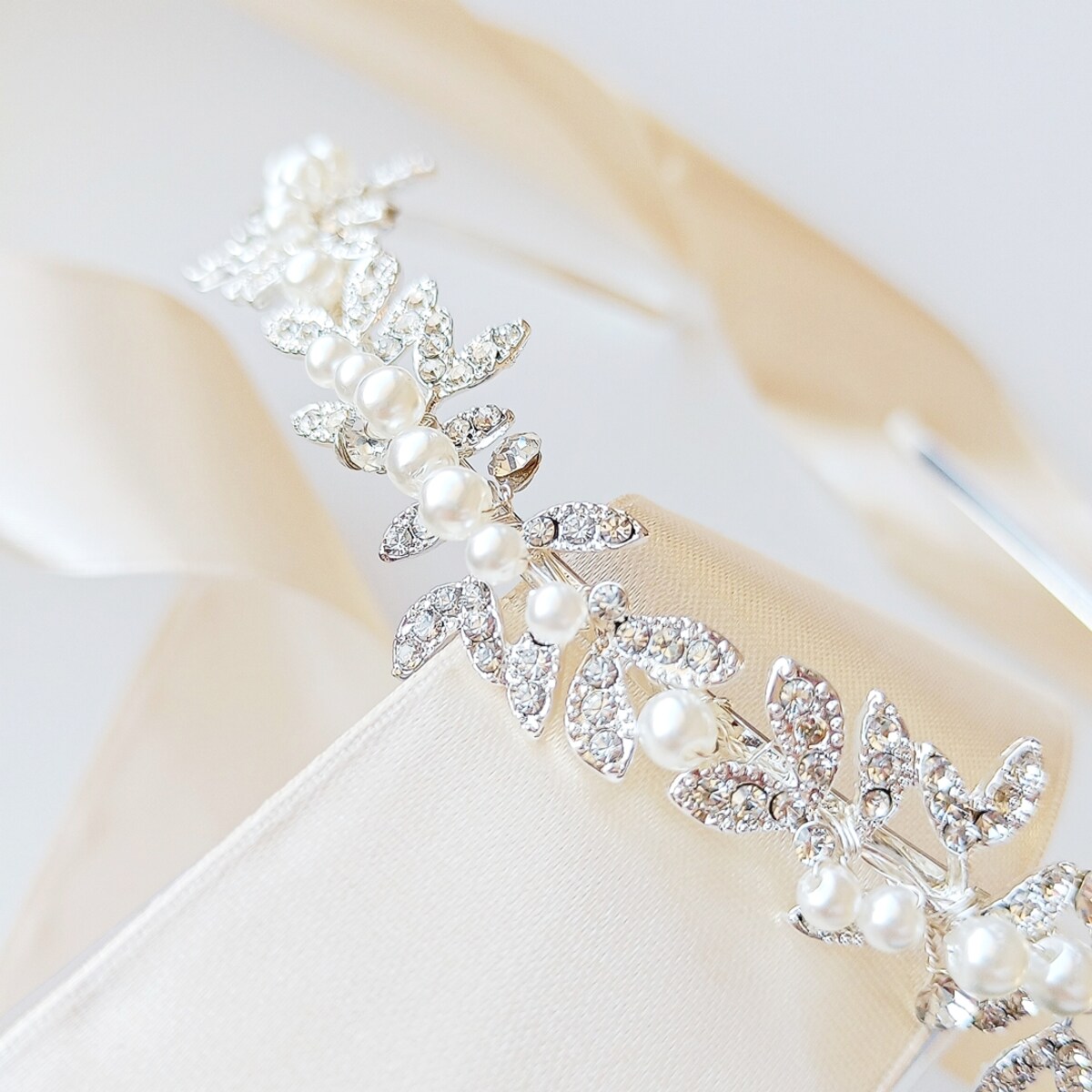 Delikatna opaska srebrna z listkami i perełkami oraz cyrkoniami