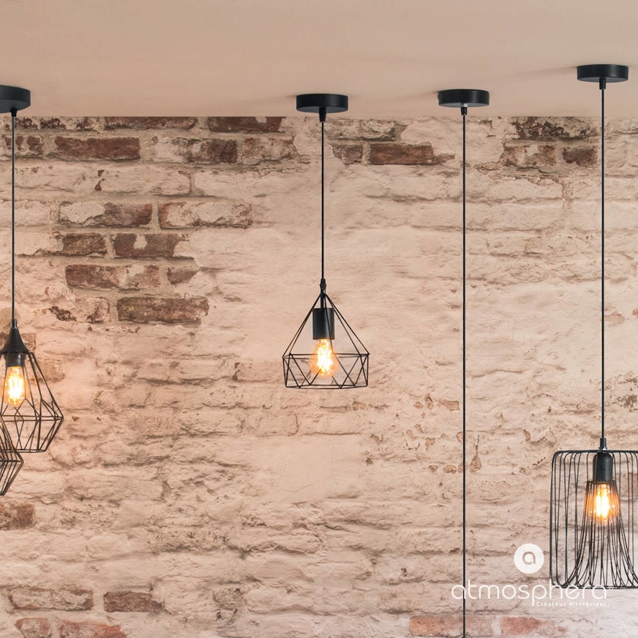 Lampa sufitowa modna wisząca z ażurowym kloszem z metalu idealna do loftów.