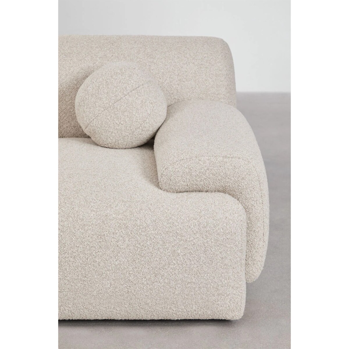 Fotel tapicerowany z poduszką Shirina, bouclé beżowy