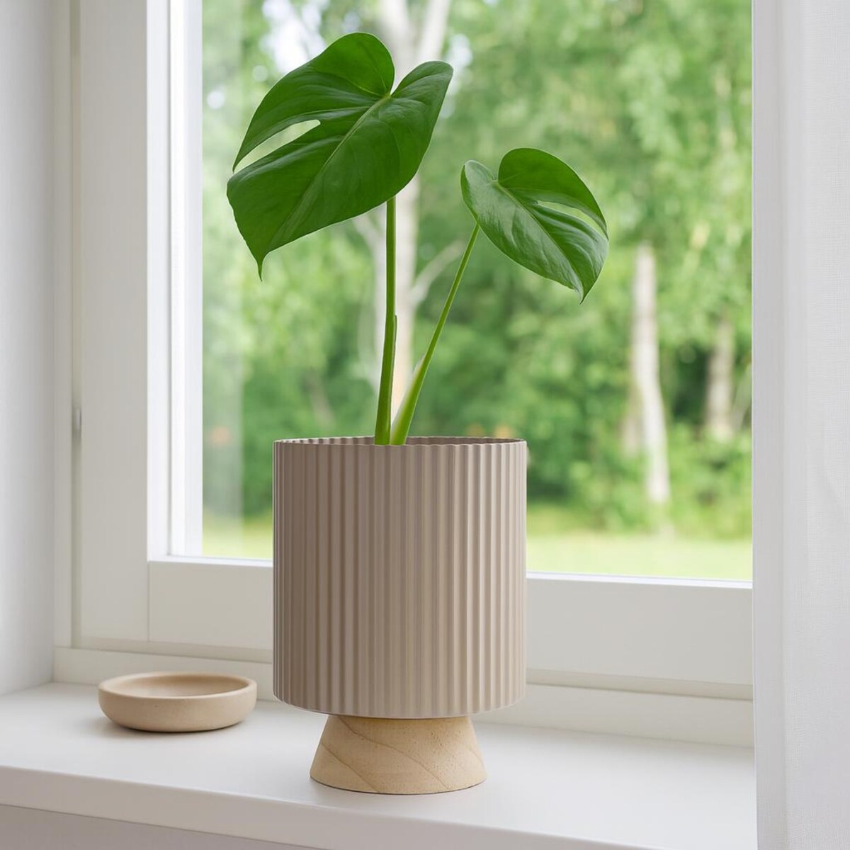 Metalowa doniczka z drewnianą podstawką STÖDA, 18 x 23 cm