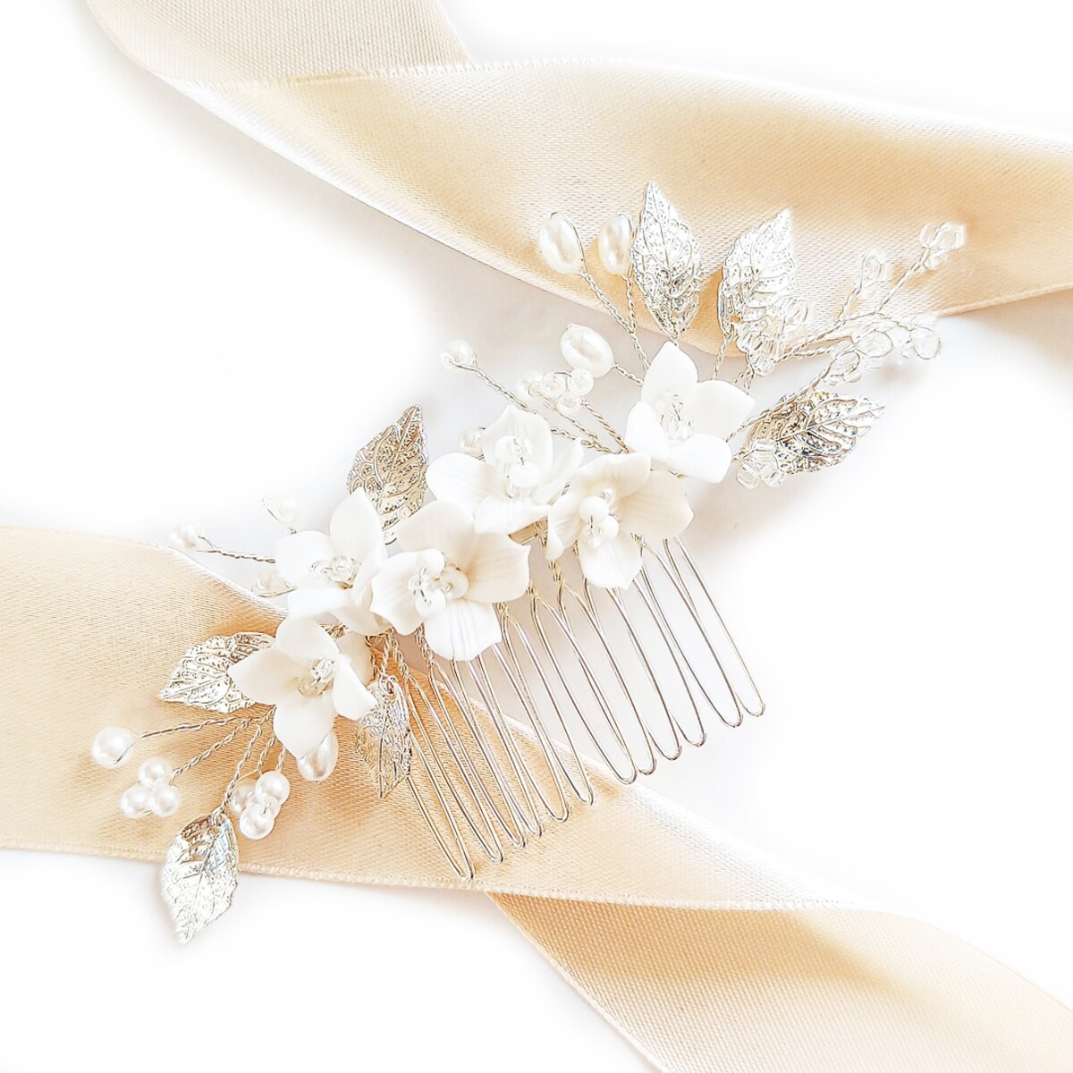 Delikatny grzebyk srebrny z kwiatami białymi gałązka perełki na ŚLUB