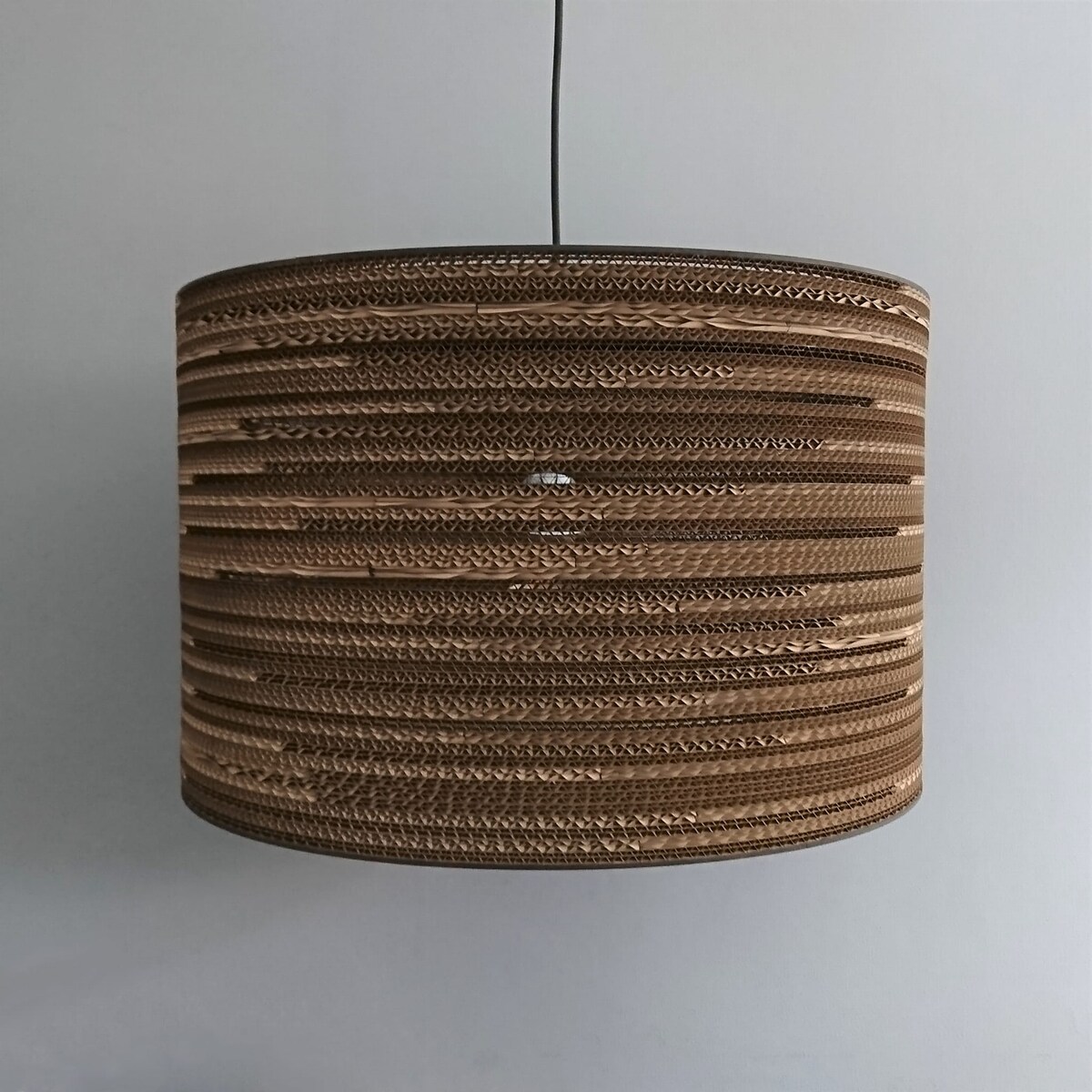 Cylindryczna lampa wisząca z tektury - TAMBURO 55