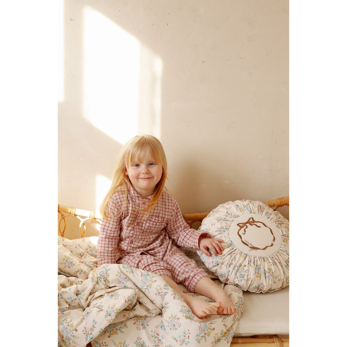 Poduszka dekoracyjna okrągła z haftem Blooming Meadow