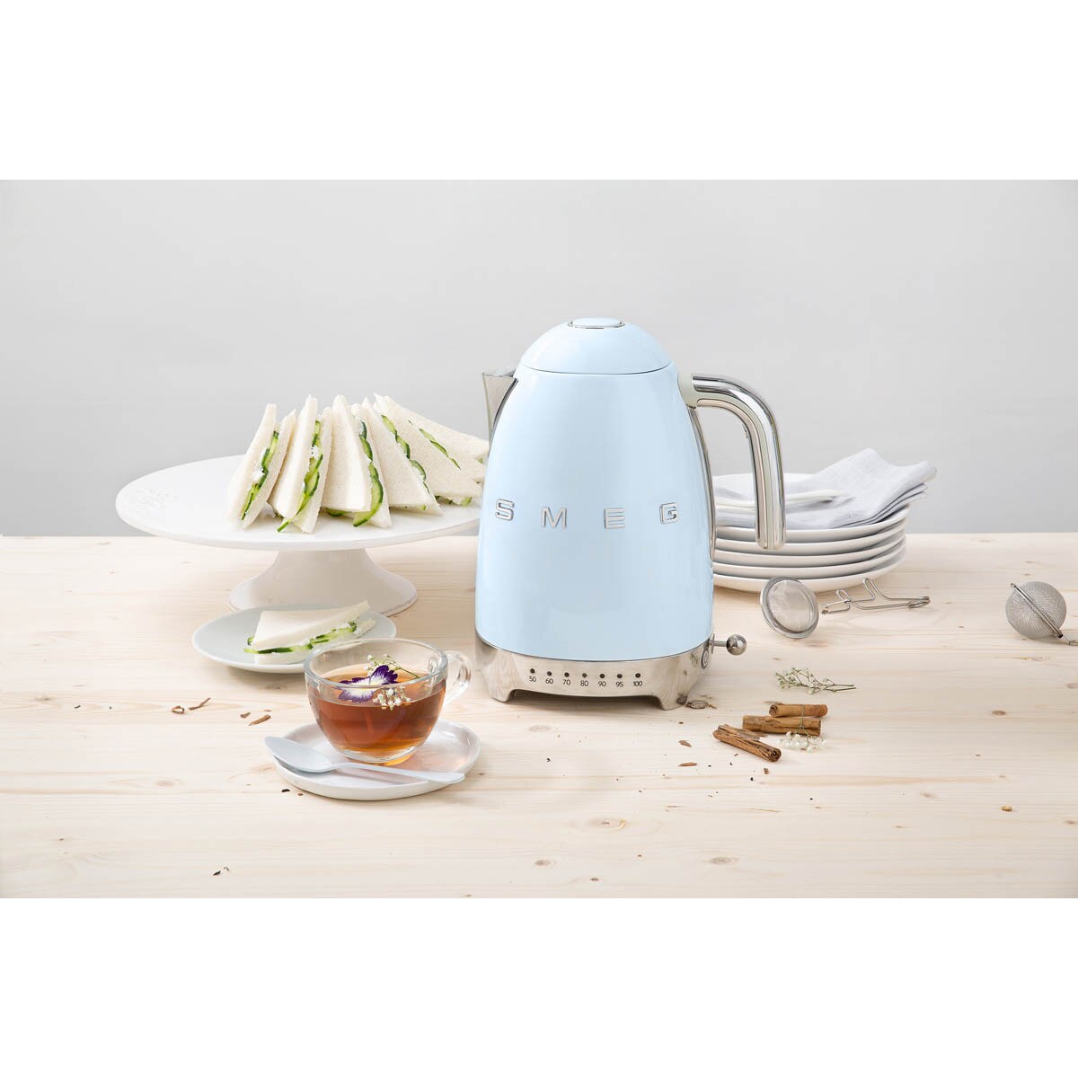 Czajnik elektryczny z regulacją temperatury pastelowy błękit 50's Style, 1700 ml, SMEG