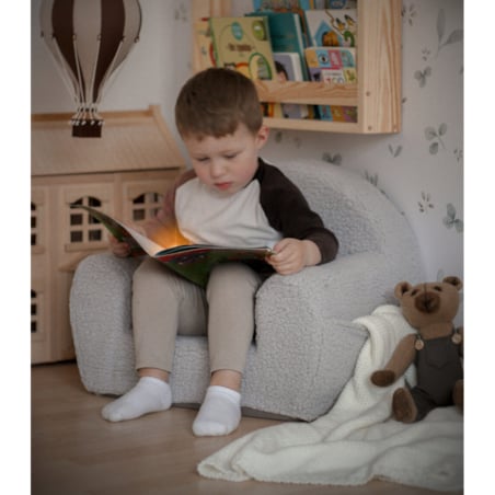 Futrzany fotelik dla dziecka z haftowanym imieniem szary