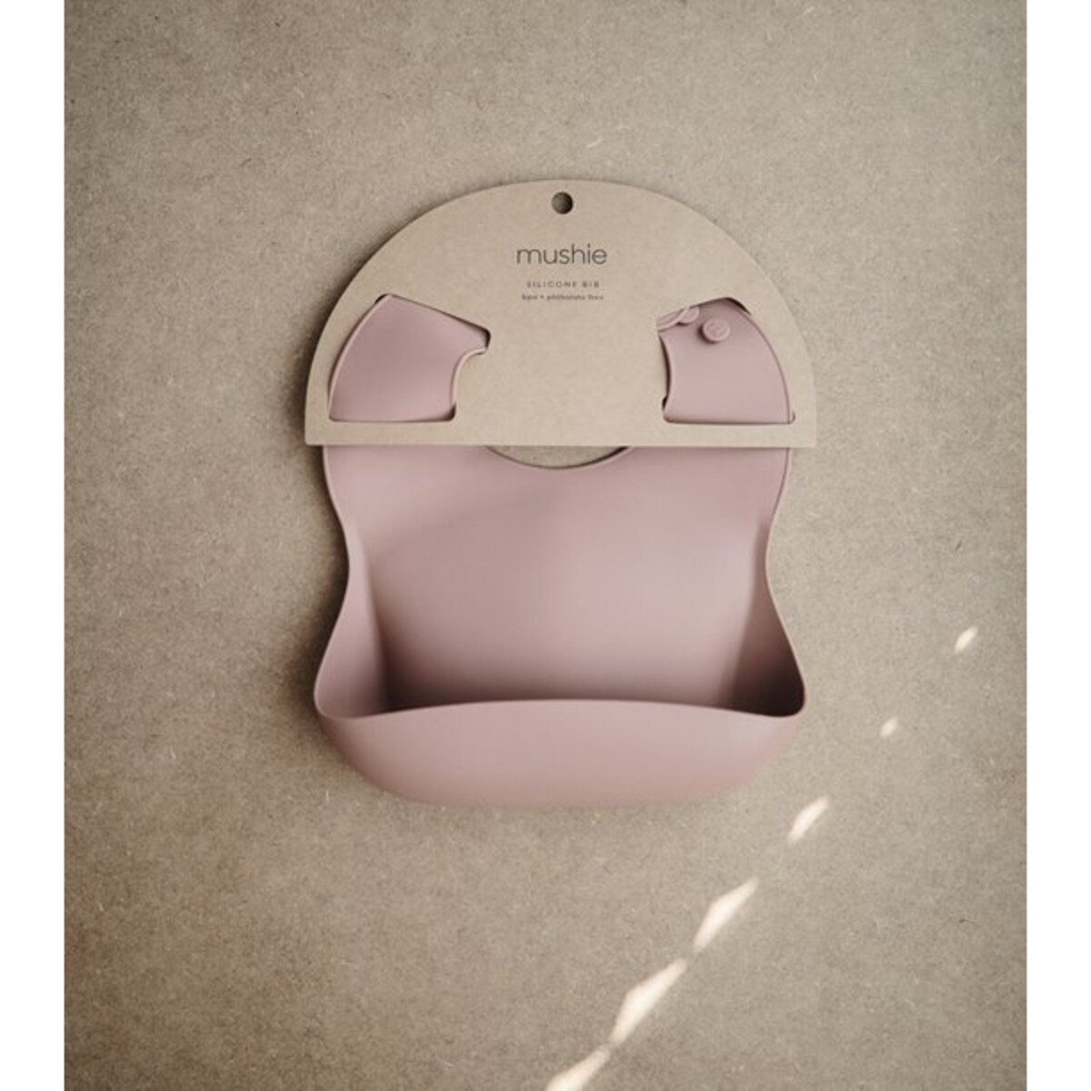 Mushie Śliniak Silikonowy Blush