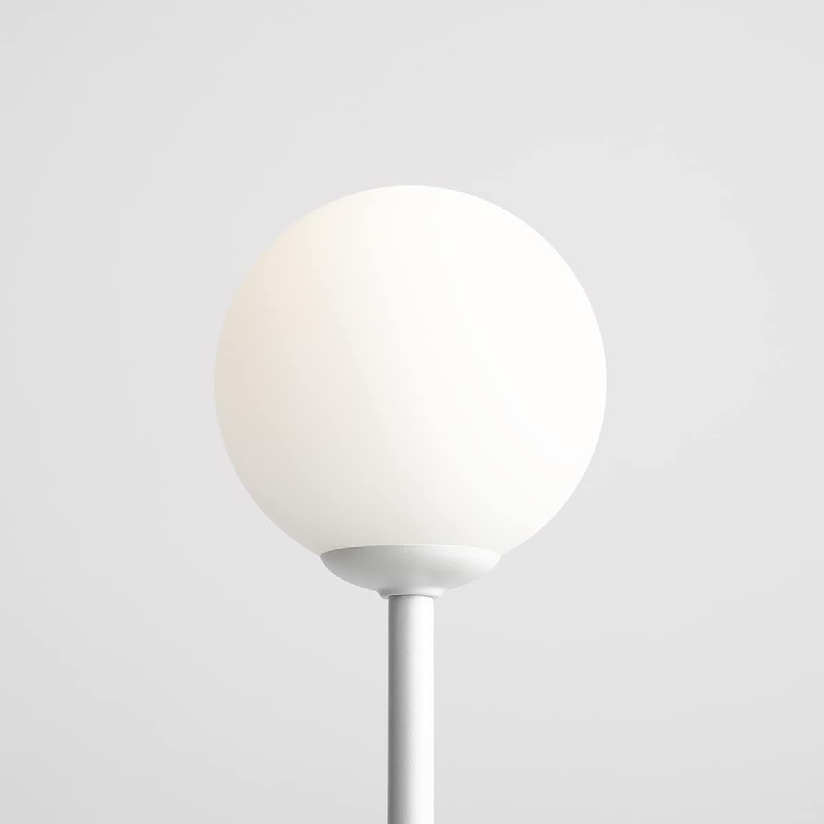 Biała lampka Pinne 1080B Aldex minimalistyczna kula na szafkę nocną