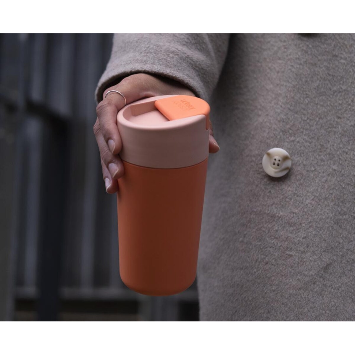 Kubek podróżny koralowy Sipp, 454 ml, Joseph Joseph