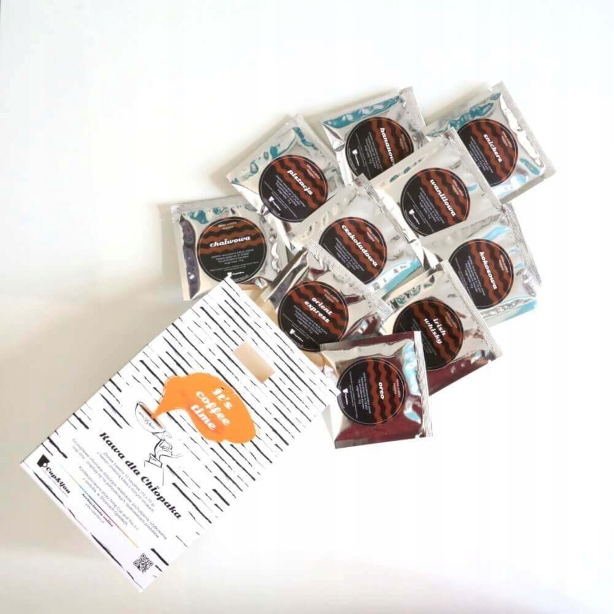 PREZENT UPOMINEK GIFT BOX NA DZIEŃ CHŁOPAKA - ZESTAW KAW SMAKOWYCH, KAWA CZEKOLADOWA, BIAŁA FILIŻANKA, ORZECHY LASKOWE W CZEKOLADZIE - DLA FACETA MĘŻCZYZNY MĘŻĄ NARZECZONEGO