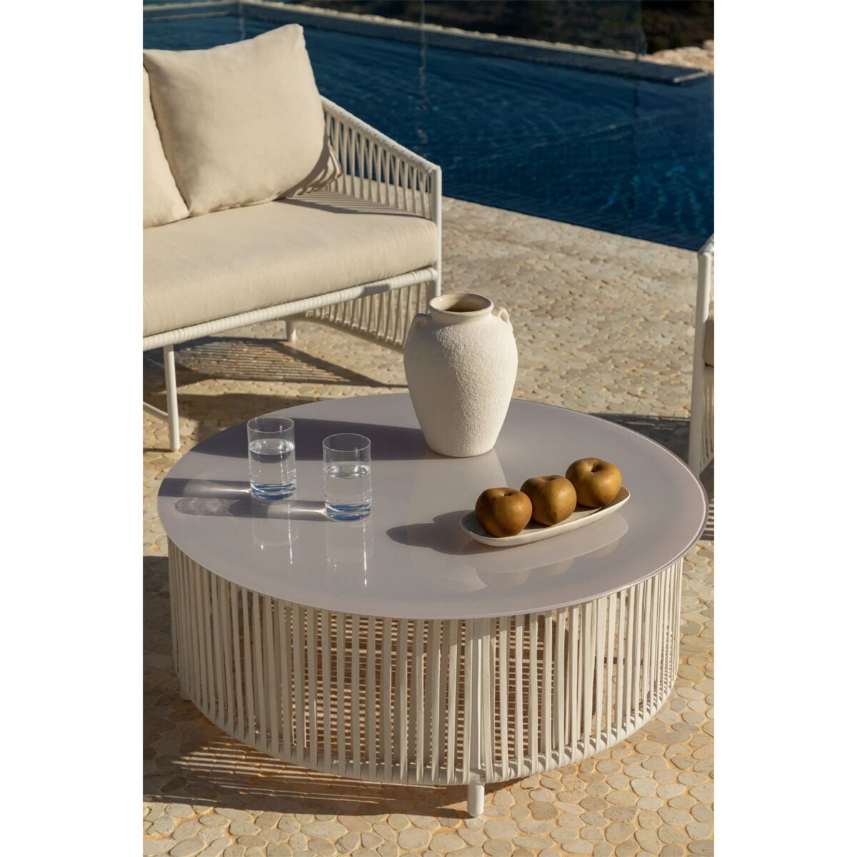 Zestaw ogrodowy: dwuosobowa sofa, 2 fotele i stolik kawowy kremowy Sophie