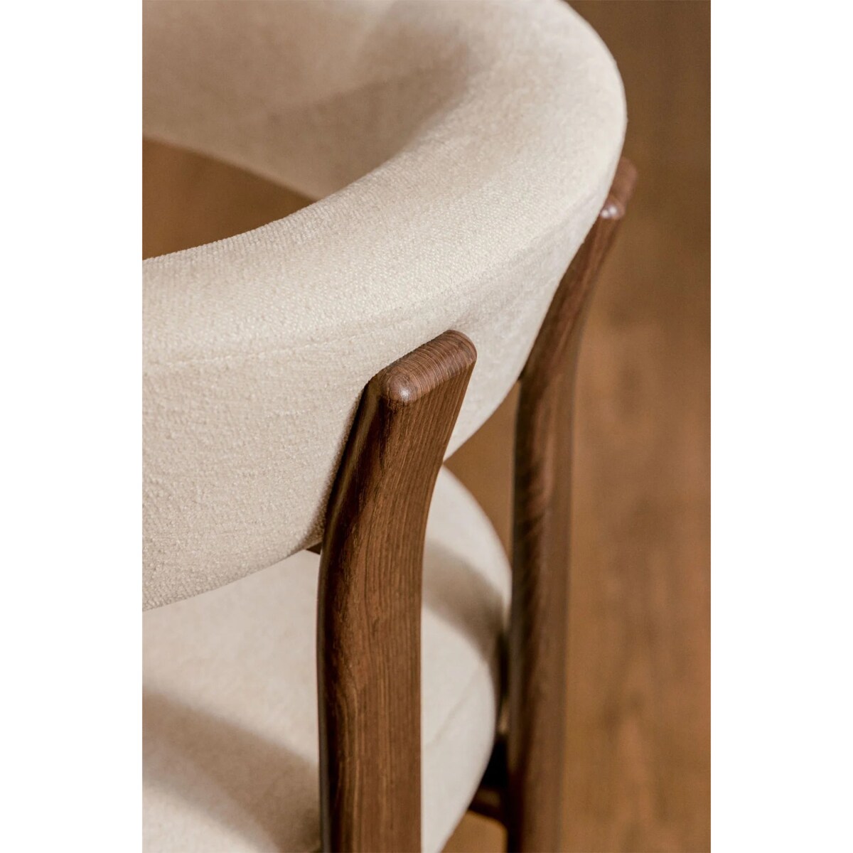 Krzesło z podłokietnikami tapicerowane Jolie, kremowo-beżowe, ciemne drewno