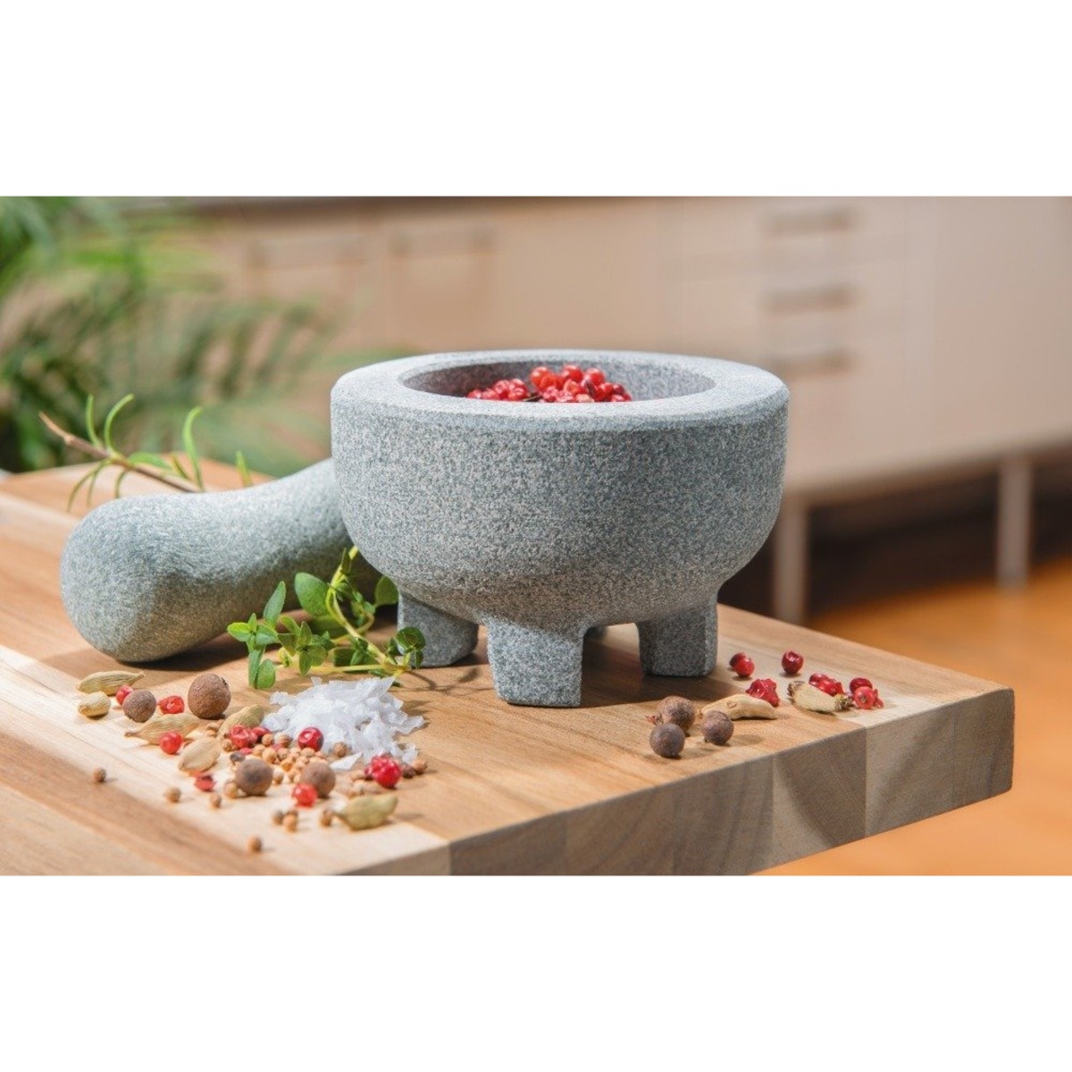 Moździerz granitowy z nóżkami, kamienna miseczka z zaokrąglonym dnem i poręcznym tłuczkiem