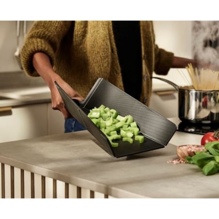 Deska do krojenia (czarna) Chop2Pot Plus Joseph Joseph