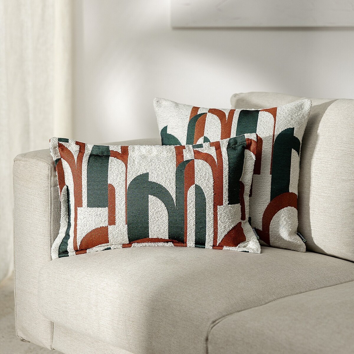 Poszewka Mona prostokątna 47x28 zielono-czerwony wzory na kremowym tle