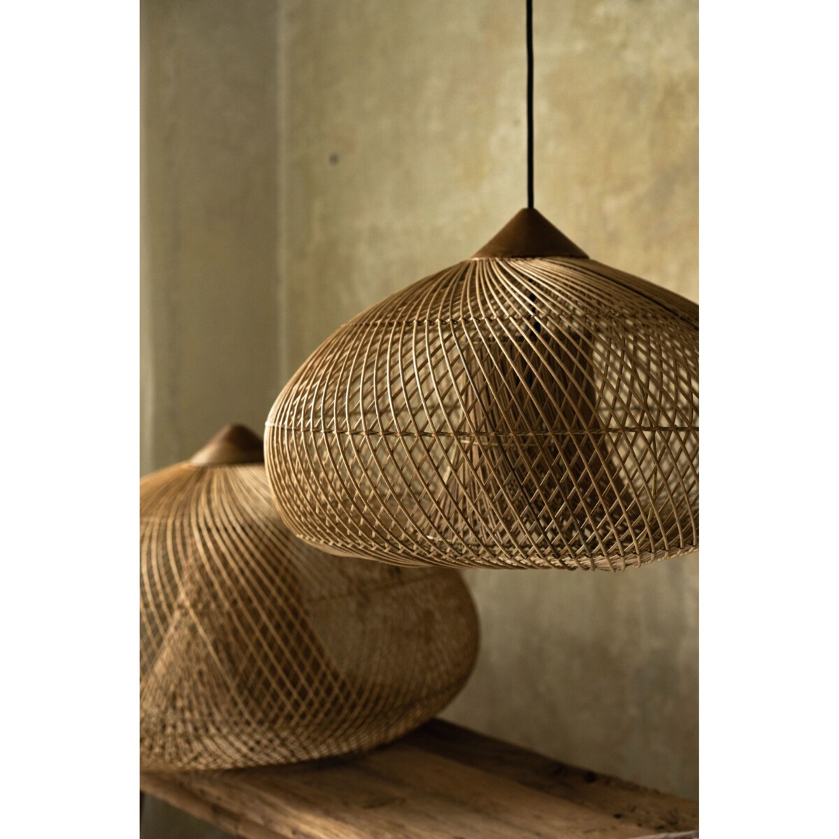 Rattanowa lampa z drewnem teakowym CRATER w rozmiarze L - czarna