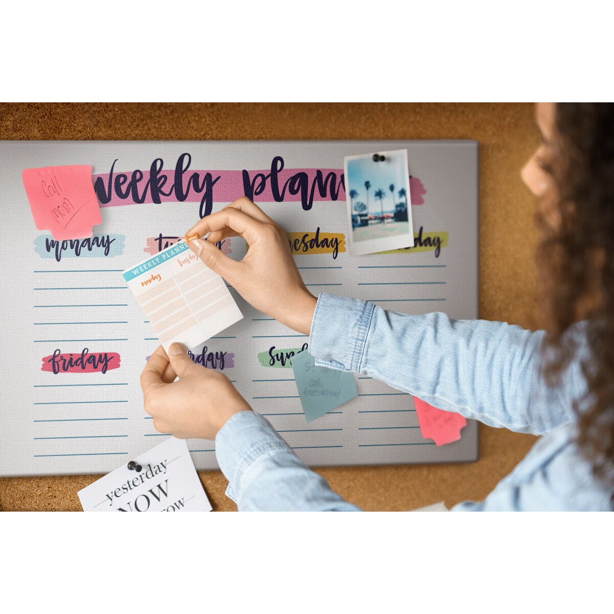 Tablica korkowa Planer tygodniowy 60x40cm - kolorowe pinezki