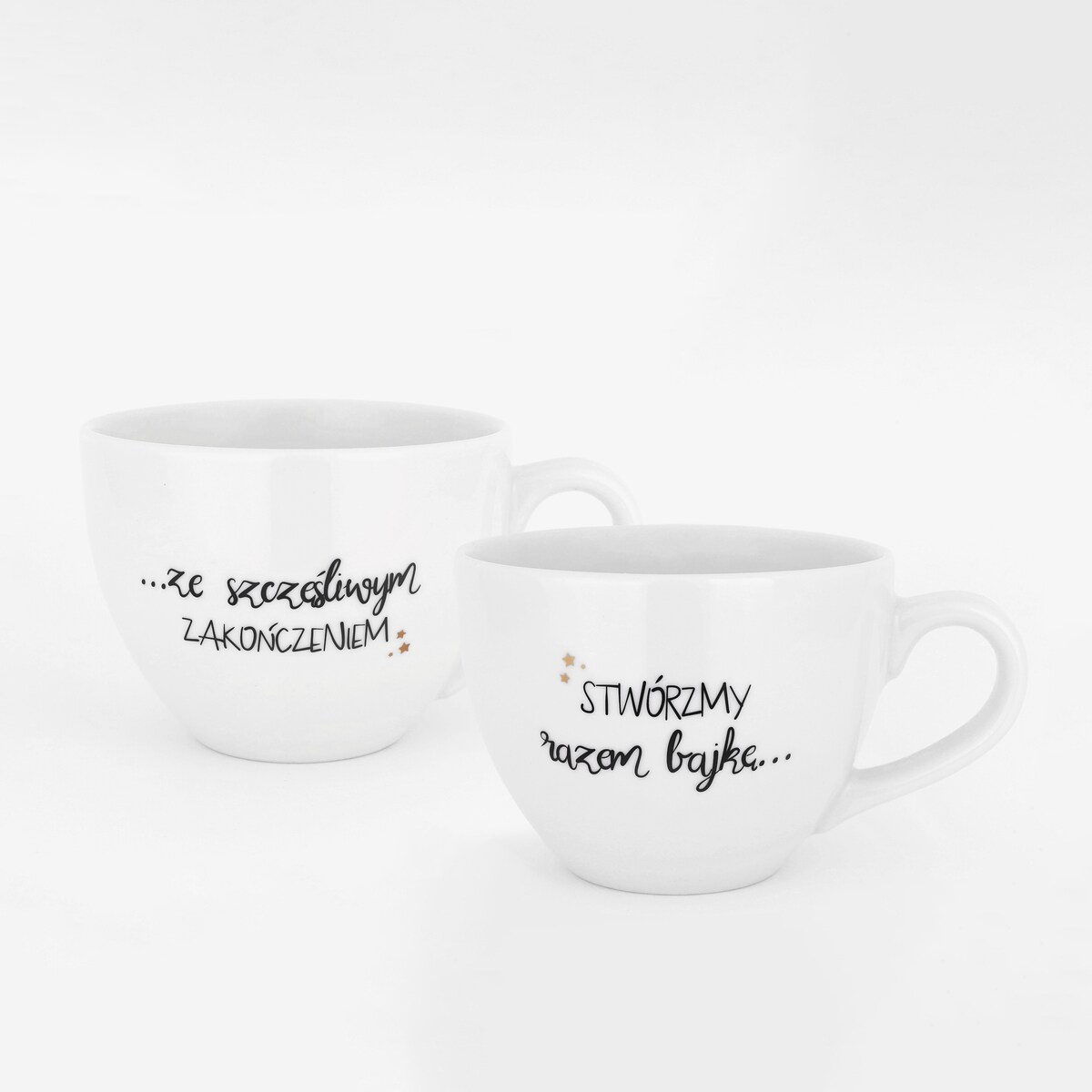 Zestaw 2 białych kubków porcelanowych 500 ml - motyw złotych gwiazdek i napisu stwórzmy razem bajkę ze szczęśliwym zakończeniem dla nowożeńców na ślub