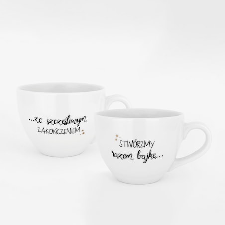 Zestaw 2 białych kubków porcelanowych 500 ml - motyw złotych gwiazdek i napisu stwórzmy razem bajkę ze szczęśliwym zakończeniem dla nowożeńców na ślub