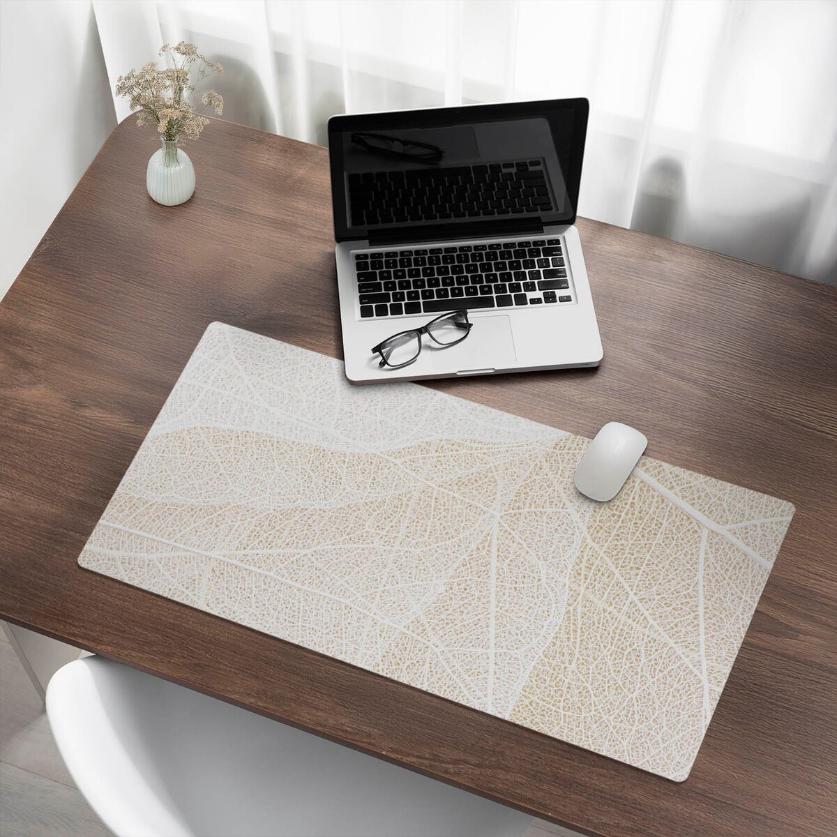 Beżowa mata na biurko Liść w delikatnym wzorze, 90x45 cm