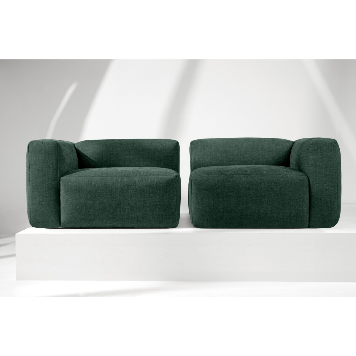 KONSIMO BUFFO 2,5-osobowa sofa z niezwykle miękkim i wygodnym siedziskiem, kolor morski