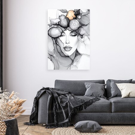 Obraz czarno biały do salonu kuchni, Kobieta z owocami na głowie 40x60