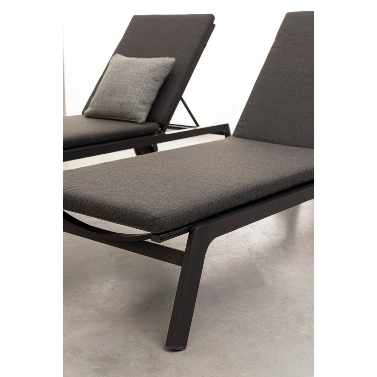 BIZZOTTO leżak ogrodowy JALISCO ciemny szary